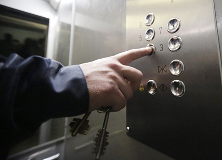 Два человека заблокированы на в лифте на заводе "PepsiСo" в Липецкой области после обрушения кровли