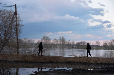 Дожди и теплая погода в Алтайском крае спровоцировали подъем воды в реках до критических уровней
