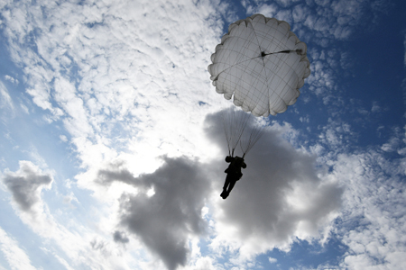 Уголовное дело возбуждено в отношении организаторов прыжков с парашютом в Ленобласти