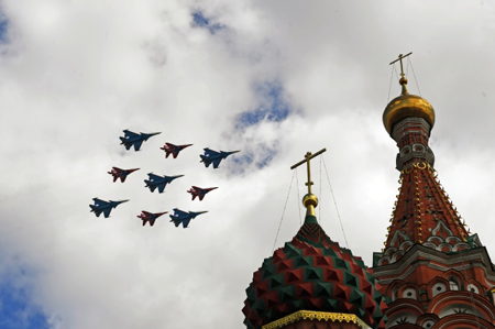 Более 70 самолетов и вертолетов принимают участие в репетиции Парада Победы над Москвой