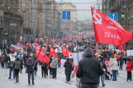Более 600 тысяч человек вышли на акцию памяти "Бессмертный полк" в Москве