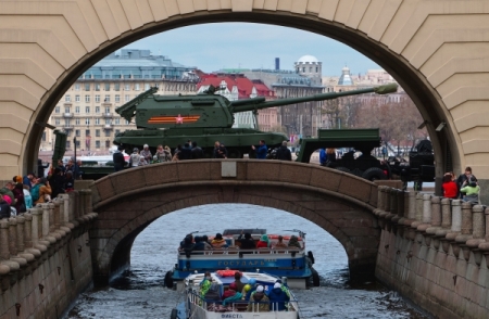 Парад в Петербурге прошел без заявленного участия военных кораблей