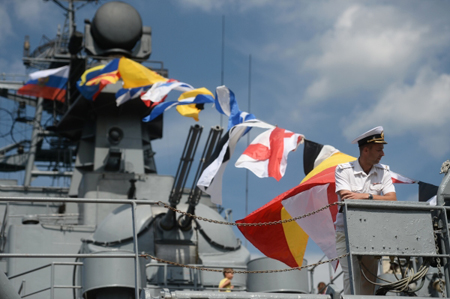 Более 1 тыс. военных участвовали в параде в Севастополе - Черноморский флот