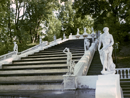 Четыре скульптуры вернутся в Нижний парк Петергофа после реставрации
