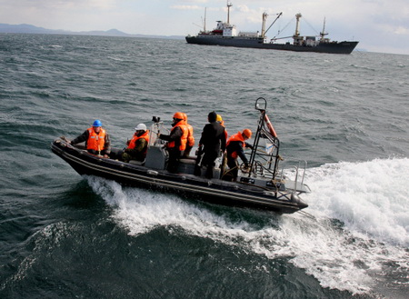 Спасатели эвакуируют экипаж с горящего траулера у берегов Камчатки