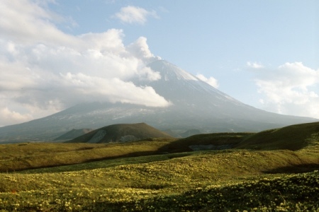 Ключевской вулкан на Камчатке выбросил шестикилометровый столб пепла