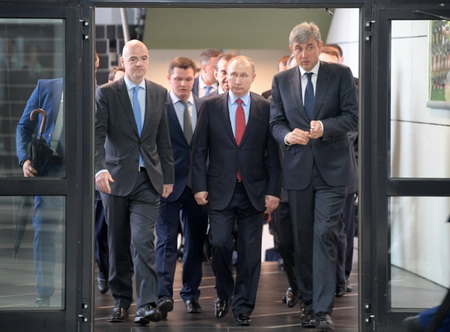 Путин и Инфантино осмотрели футбольный стадион в Краснодаре