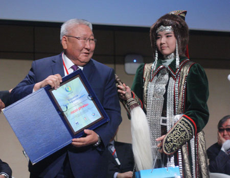 Глава Якутии получил евразийскую премию "Посол дружбы"