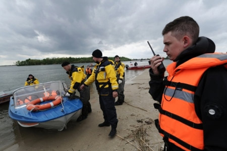 Челябинские спасатели третьи сутки ищут, сорвавшегося с четырехметровой высоты в реку мужчину на квадроцикле
