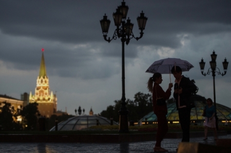 МЧС предупреждает о грозе с сильным ветром предстоящей ночью в Москве