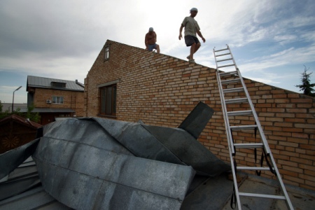 Не менее 70 млн руб. потребуется на восстановление крыш домов после урагана в Нижнем Тагиле