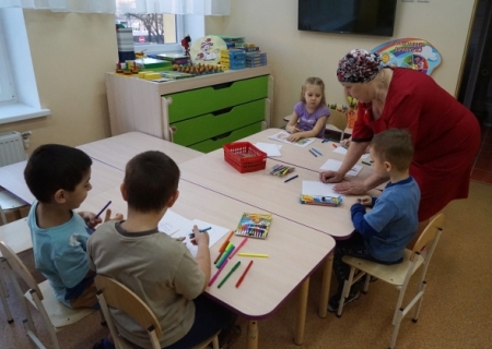 Астраханские власти планируют увеличить зарплаты воспитателям детсадов