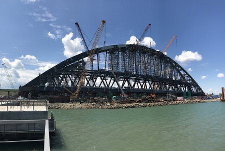 Строители завершили сборку ж/д арки Крымского моста