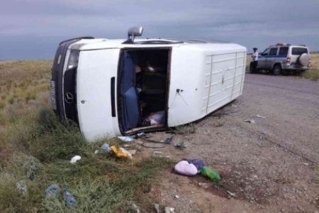 Водитель перевернувшегося в Калмыкии микроавтобуса мог уснуть за рулем