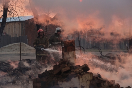 Пожар оставил без крыши над головой более 40 жителей поселка под Иркутском