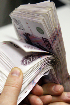 Рубль укрепляется к доллару и евро