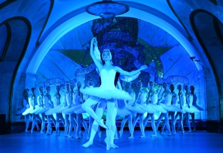Кремлевский балет выступил в московском метро для болельщиков Кубка конфедераций