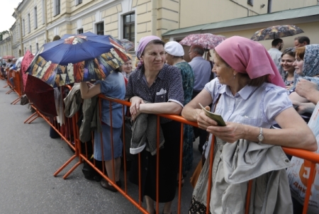 Сотни верующих смиренно ждут встречи с мощами Николая Чудотворца в Петербурге
