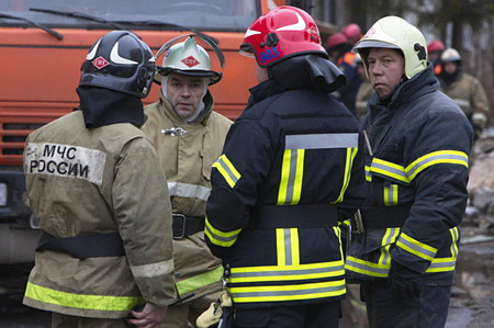 В результате пожара в ангаре на юге Петербурга погибли семь человек