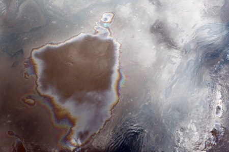 Пожар на судне привел к загрязнению Авачинской бухты на Камчатке