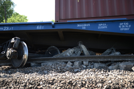 Два вагона грузового поезда сошли с рельсов в Башкирии из-за обвала горной породы