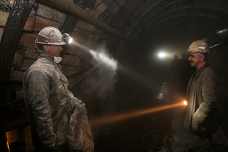 Горняков шахты "Анжерская Южная" в Кузбассе эвакуируют после взрыва метана