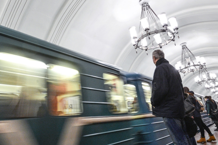 Почти 50 станций московского метро оборудуют зеркалами для пассажиров