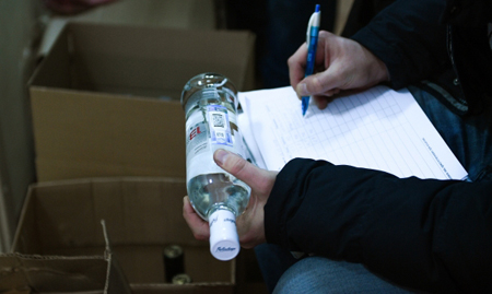 Склад с нелегальным алкоголем нашла полиция в центре Иркутска