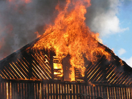 Неизвестные подожгли дом в Каслях, где был убит 10-летний мальчик