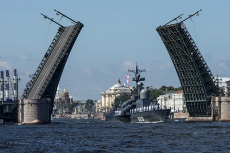 Петербуржцев просят в пятницу пересесть на метро: мосты разведут из-за репетиции военно-морского парада