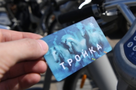 Парковку в Москве можно будет оплатить картой "Тройка"
