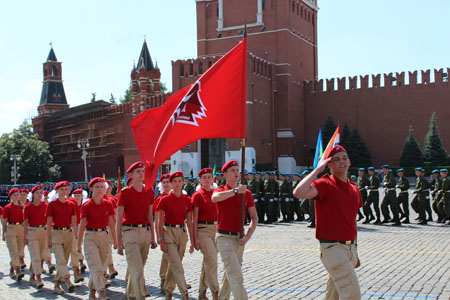 Юнармейцы прошли торжественным маршем по Красной площади в День ВДВ