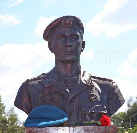 Памятник Герою России Марку Евтюхину открыли в день ВДВ в Йошкар-Оле
