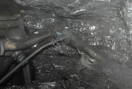 Связь с горняками затопленного рудника "Мир" в Якутии установить не удалось