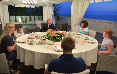Путин в Сочи встретился с семьей жительницы аварийного дома в Ижевске