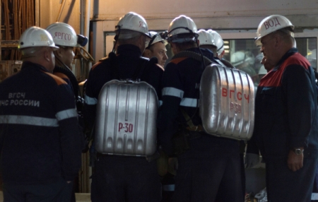 Спасатели не могут спуститься к месту предполагаемого нахождения горняков на руднике "Мир"