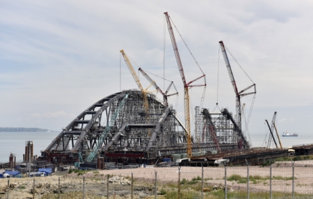Минтранс установил в сентябре резервные "окна" для монтажа арок Керченского моста