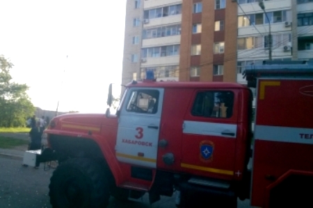 Специалисты обследуют многоэтажку в Хабаровске, где произошел хлопок газа