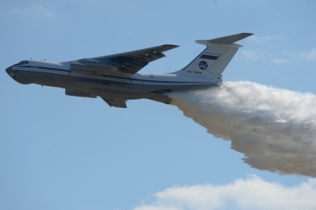 Восемь воздушных судов, в том числе военный ИЛ-76, тушат природный пожар в Ростовской области