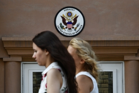 Консульство США в Москве работает в обычном режиме, без очередей и ажиотажа