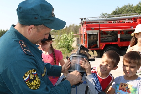 Спасатели продемонстрировали воспитанникам детского лагеря в Саратовской области тушение пожара спецсредствами