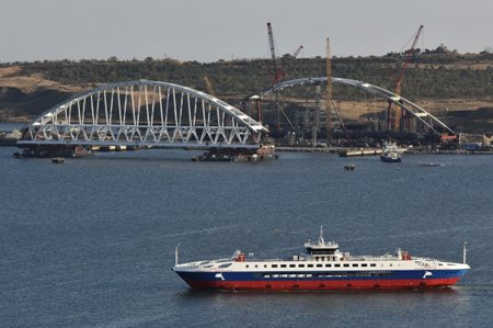 Открытия судоходства в Керчь-Еникальском канале ждут три десятка судов