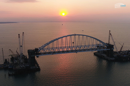 Арка Керченского моста весом в 6 тыс. тонн установлена на фарватерные опоры