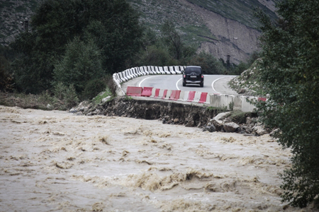 Повторное повреждение восстановленной дороги в горах Кабардино-Балкарии незначительно