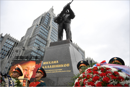 Торжественное открытие памятника конструктору Калашникову состоялось в Москве