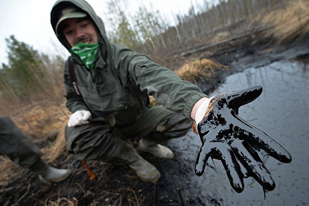 Выброс нефтяной жидкости произошел из-за разгерметизации скважины в Оренбуржье