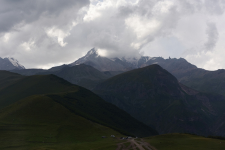 Спасатели нашли альпинистов, сорвавшихся со скалы в горах Северной Осетии, идет их эвакуация
