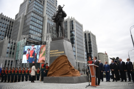 Скульптор Щербаков исправляет ошибку на памятнике Калашникову