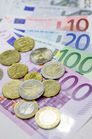 Евро опустился ниже 68 руб./EUR1 на "Московской бирже" впервые с 20 июля