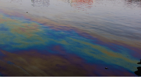 Крупные пятна нефтепродуктов обнаружили в Северной Двине в Архангельске после затопления буксира